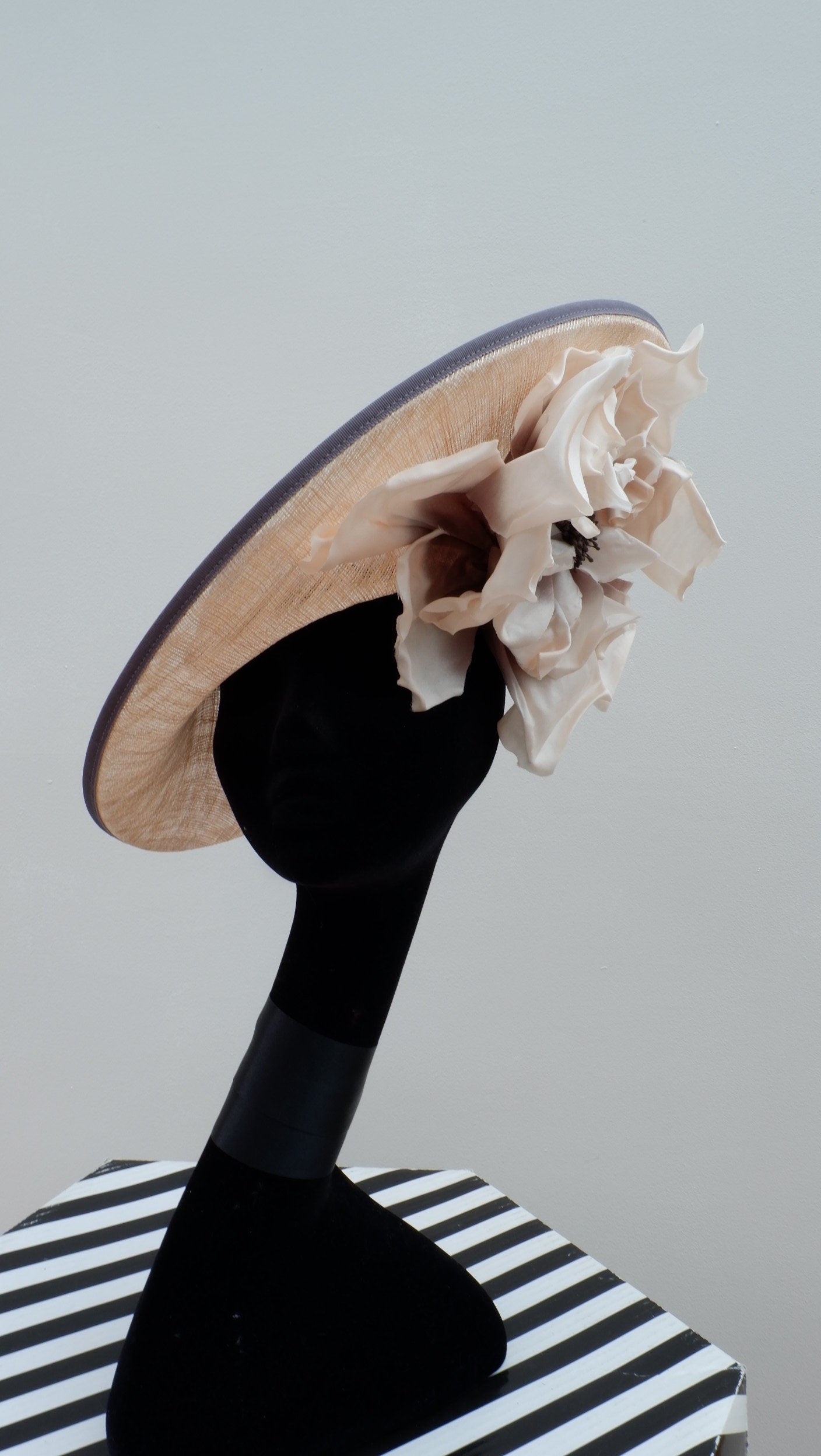Praline & Vanilla feature hat