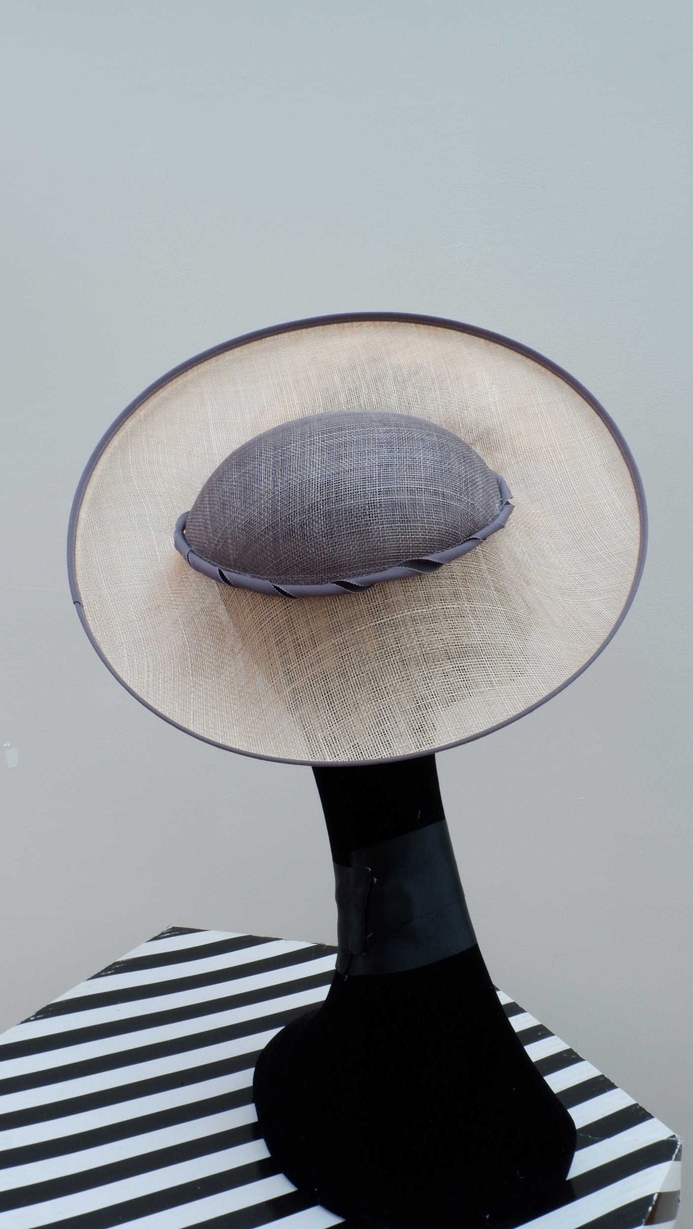 Praline & Vanilla feature hat