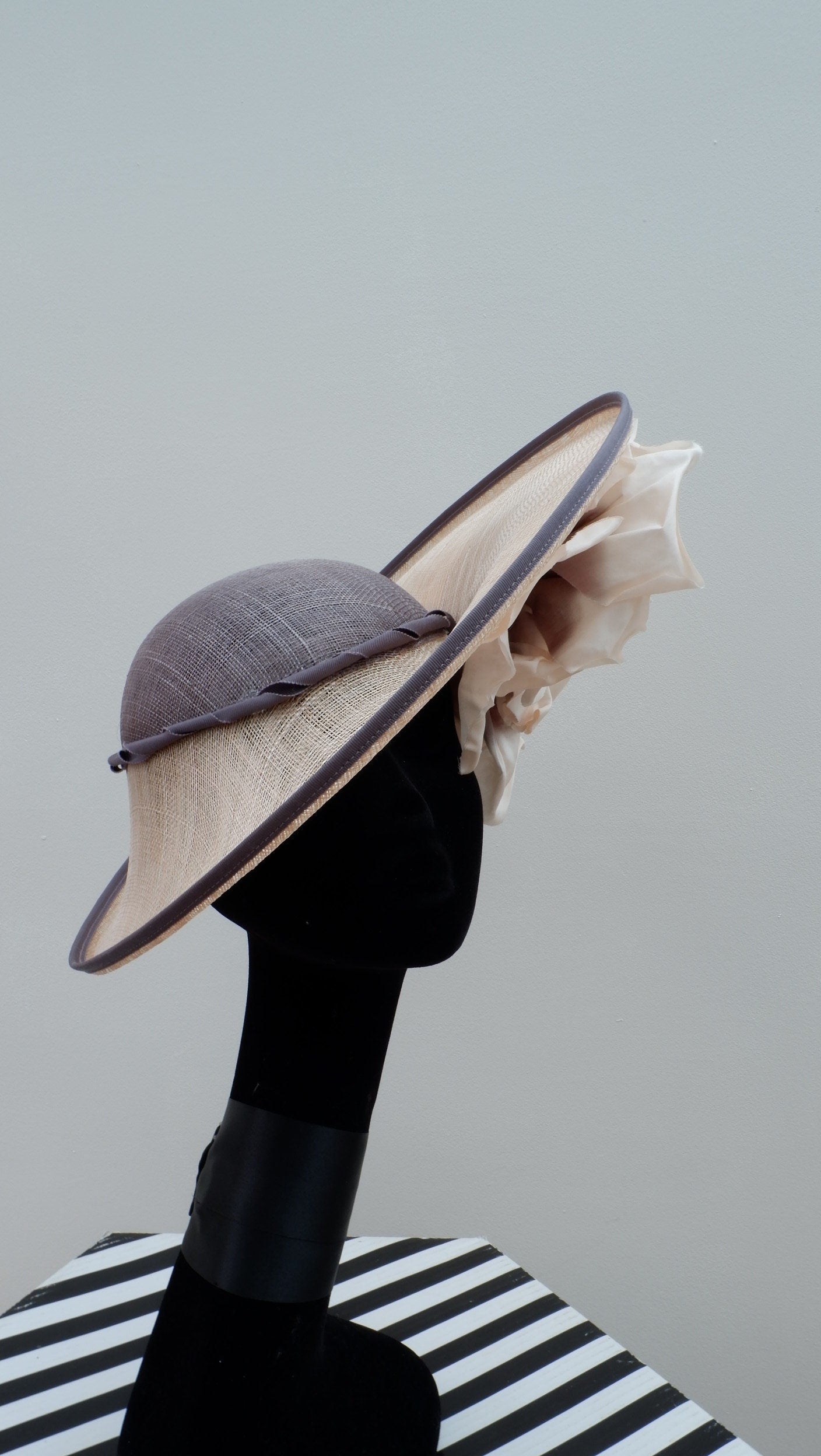 Praline & Vanilla feature hat