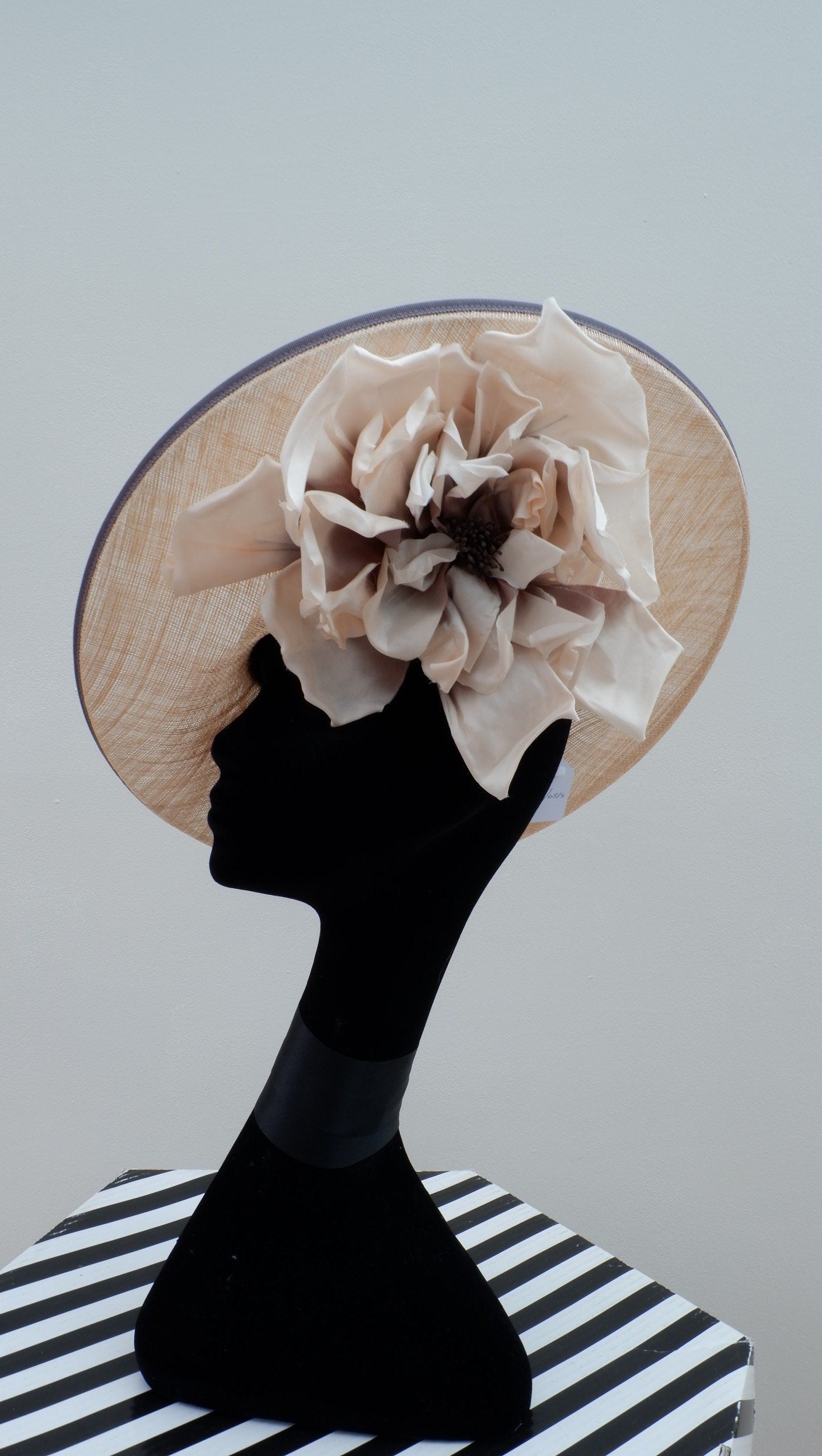 Praline & Vanilla feature hat