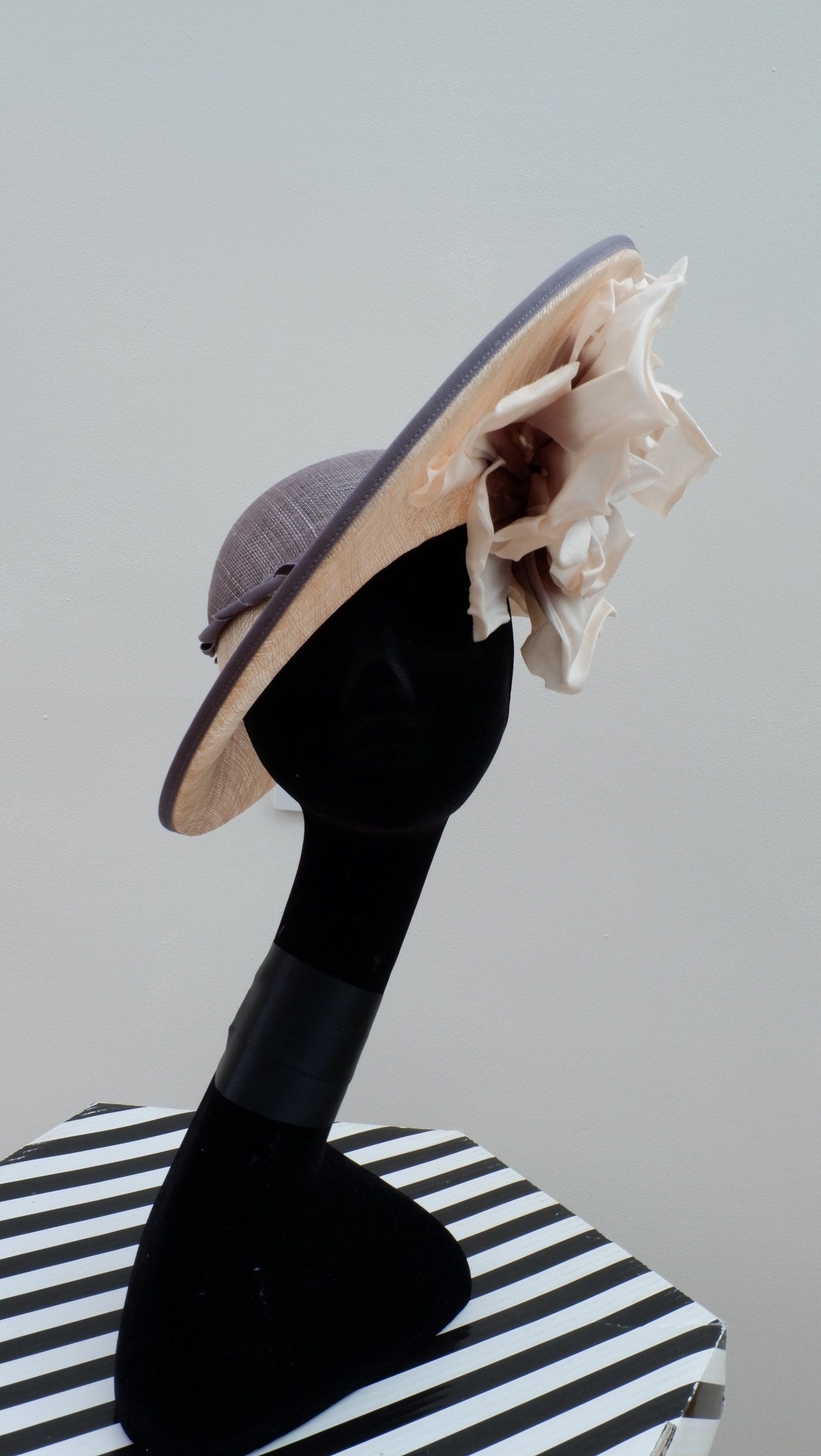 Praline & Vanilla feature hat