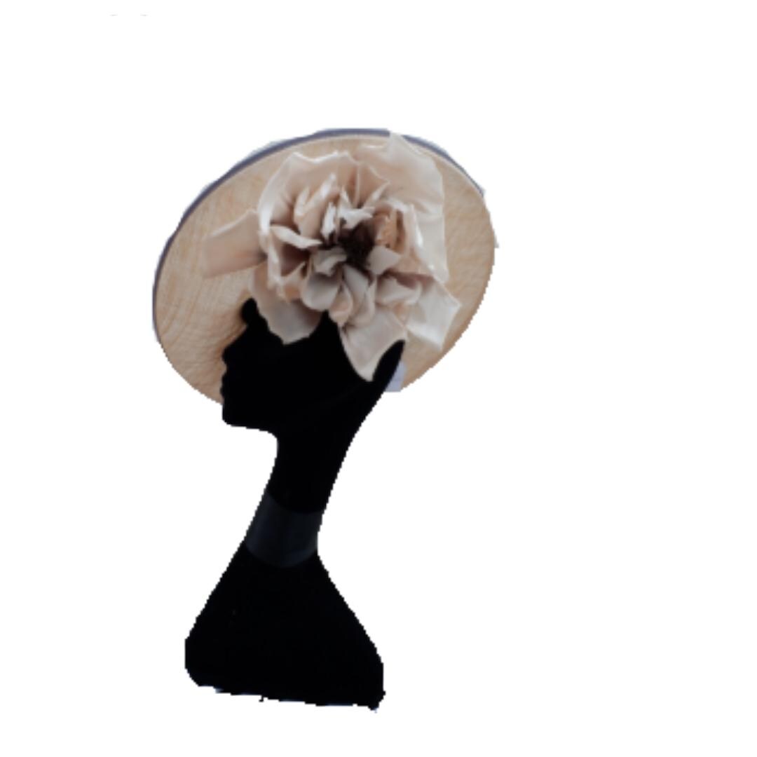 Praline & Vanilla feature hat